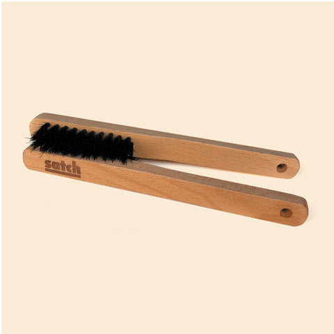 Satch Brush is ideal for bouldering and route climbing. Made from FSC timber and natural fibres.
